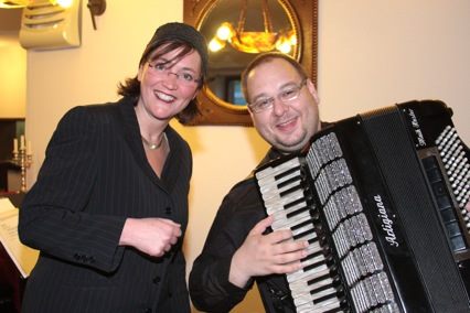 Anne Behrenbeck (Gesang) und Dr. Maik Hester (Akkordeon)