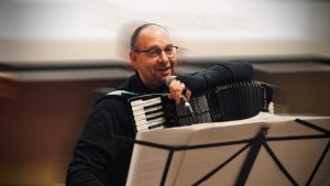 Dr. Maik Hester moderiert ein Konzert (Foto: Bernhard Stoll)