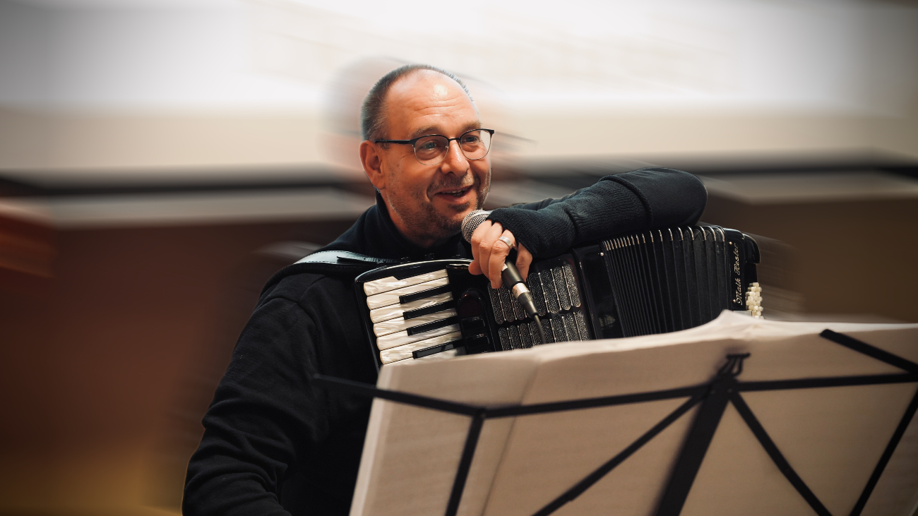 Dr. Maik Hester moderiert ein Konzert (Foto: Bernhard Stoll)